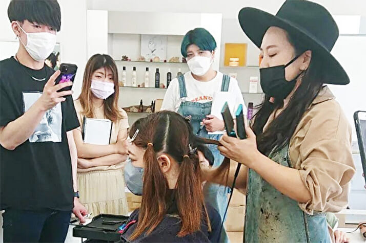 接客する美容師の写真