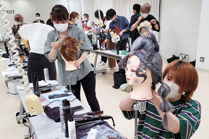 アップヘアの指導中
