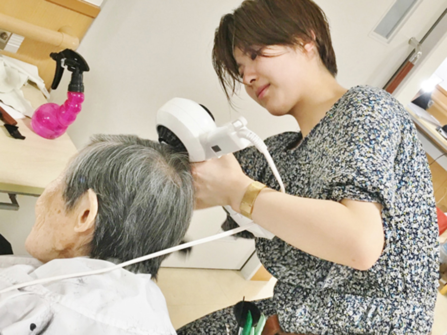 移動美容室「きずな号」を派遣