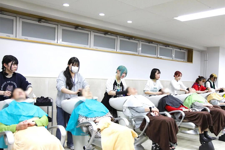 美容の技術でありがとうを伝える祭り　シャンプーの様子